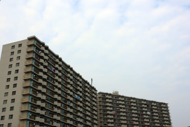 老朽化物件は建て替えするべきか？売却するべきか？