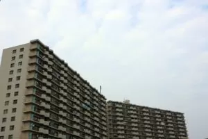 老朽化物件は建て替えするべきか？売却するべきか？