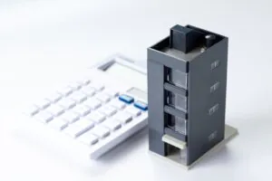 収益還元法とは？活用するメリットや計算式をわかりやすく解説